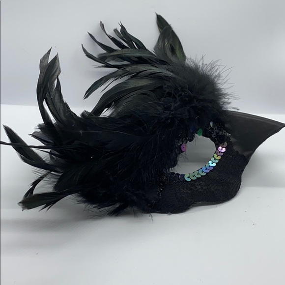 Masquerade Feather Eye Mask - Picture 3 of 5